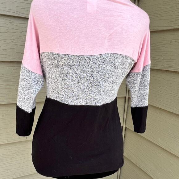 DISCREET women's size M, lightweight sweater, attached necklace . - Picture 4 of 6